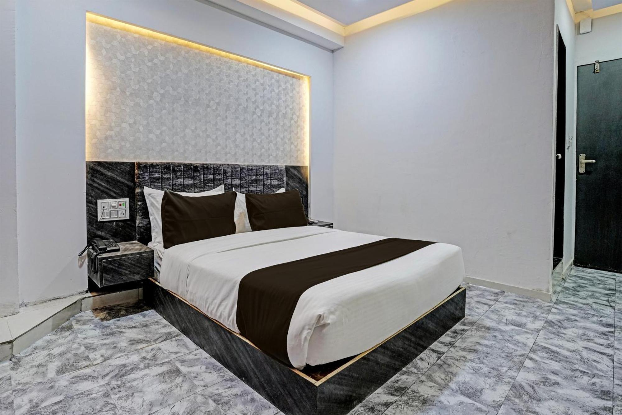 Hotel O Star Galaxy Surat Exterior photo